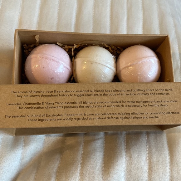 Jus D’Amour Bath Bomb Trio - Picture 2 of 3